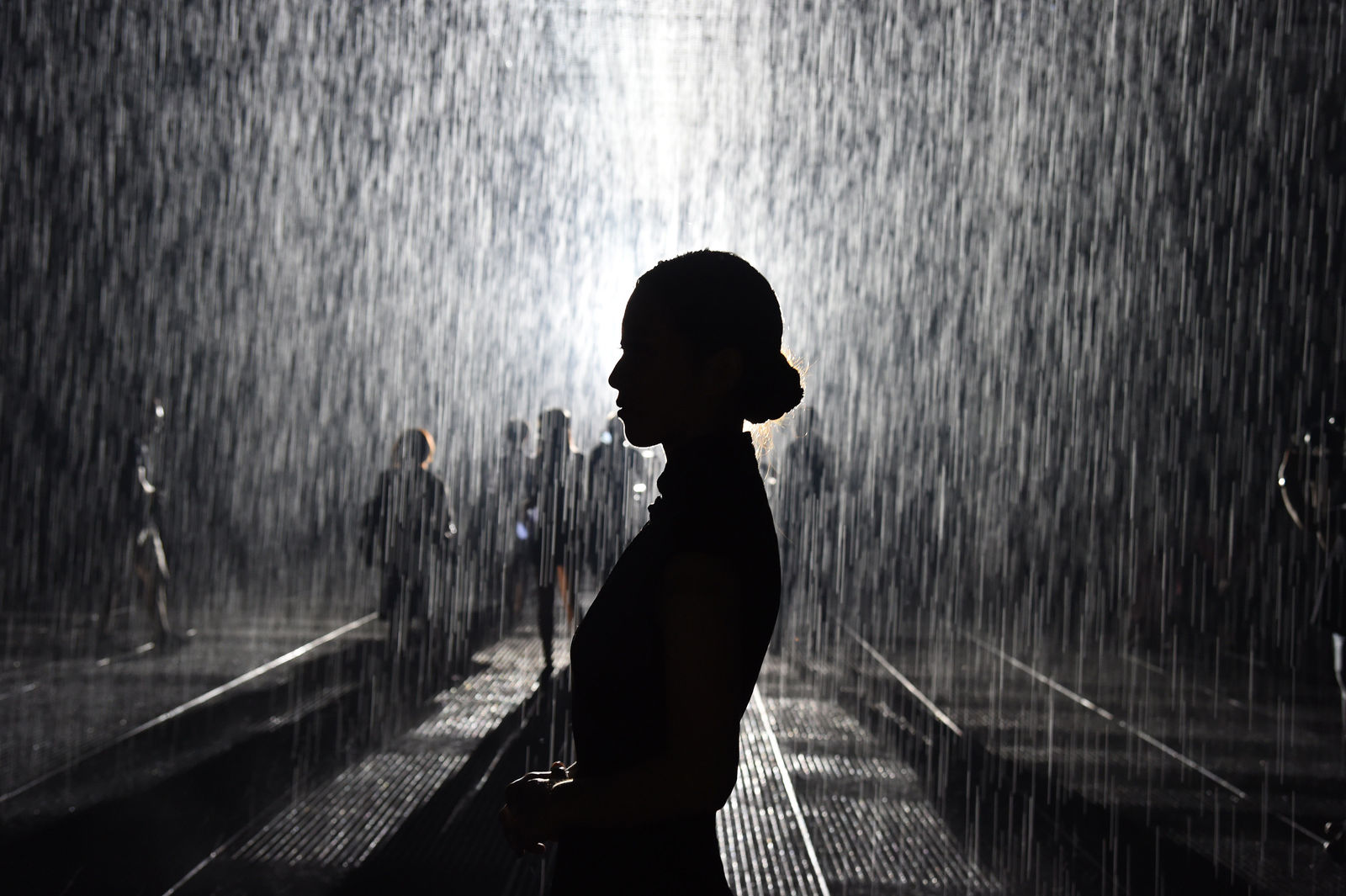 Volkswagen startet Kulturförderung in China mit Eröffnung der Ausstellung Rain Room in Shanghai