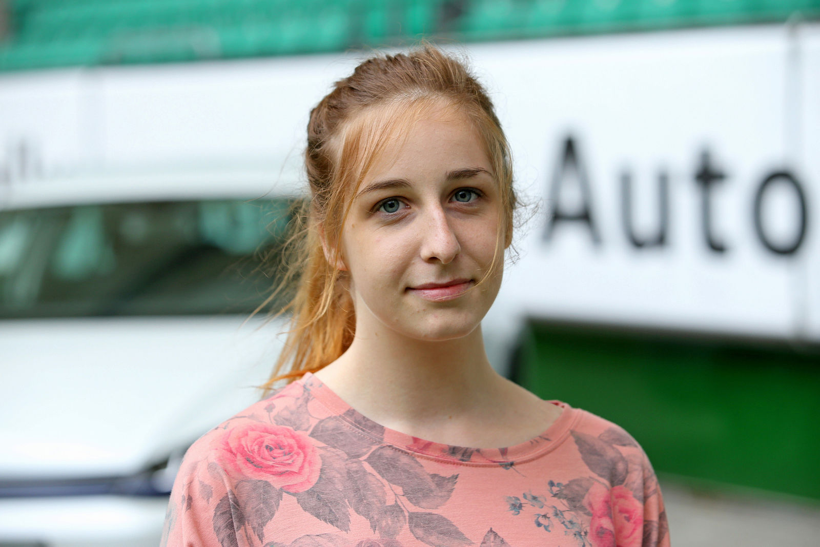 Alexa Dauter (16), die jüngste Auszubildende am Standort Wolfsburg und  zukünftige Verfahrensmechanikerin für Kunststoff- und Kautschuktechnik