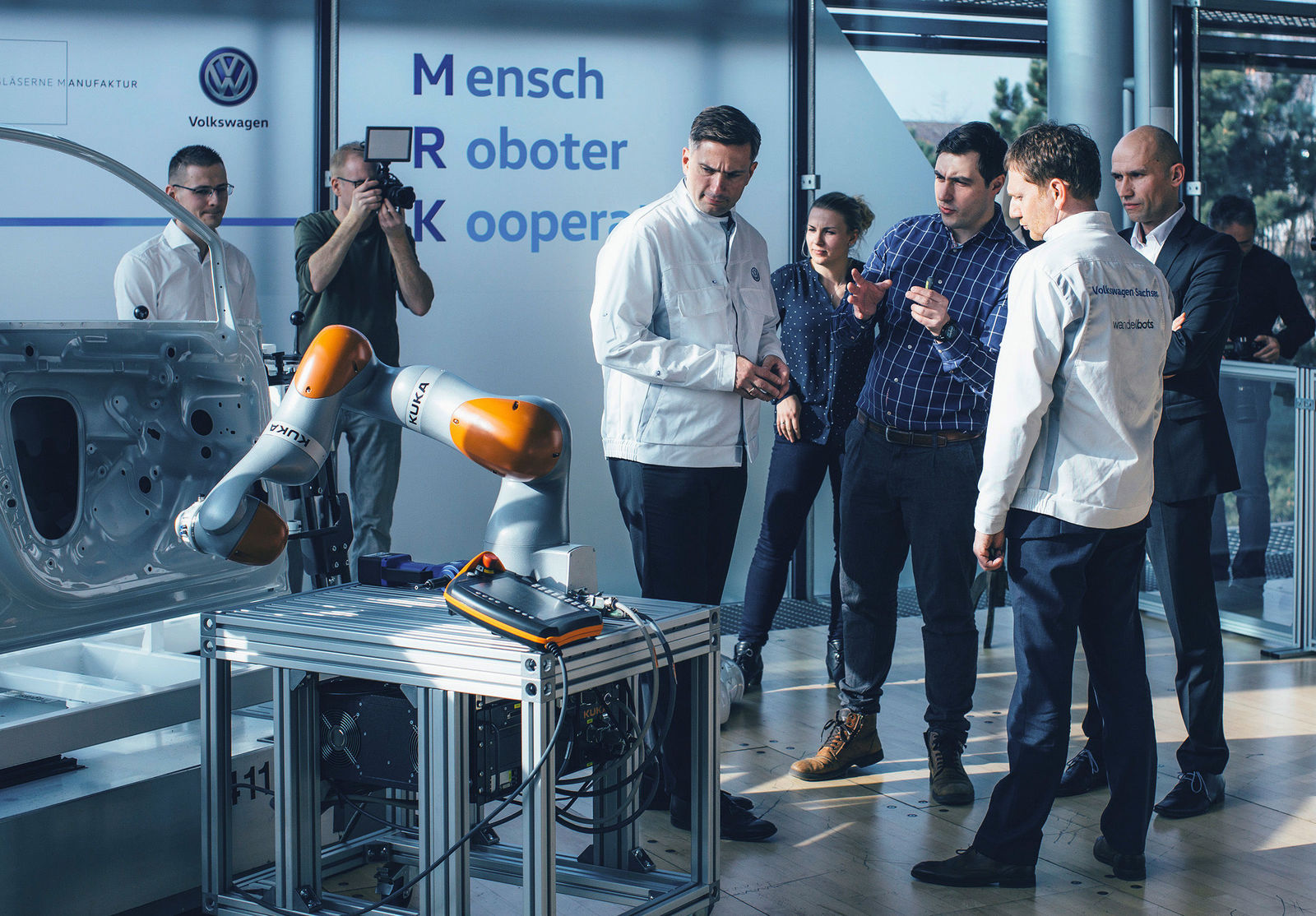 Innovative sensor jacket trains industrial robots – Transparent Factory establishes partnership with Dresden-based start-up Wandelbots