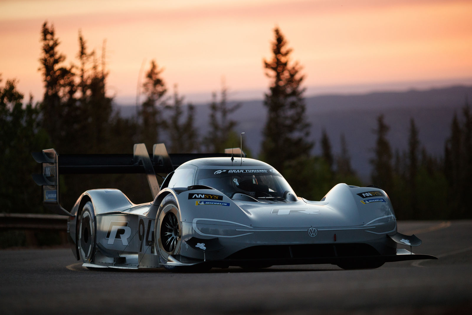 Sporty outfit unveiled: The ID. R Pikes Peak to bear start number 94