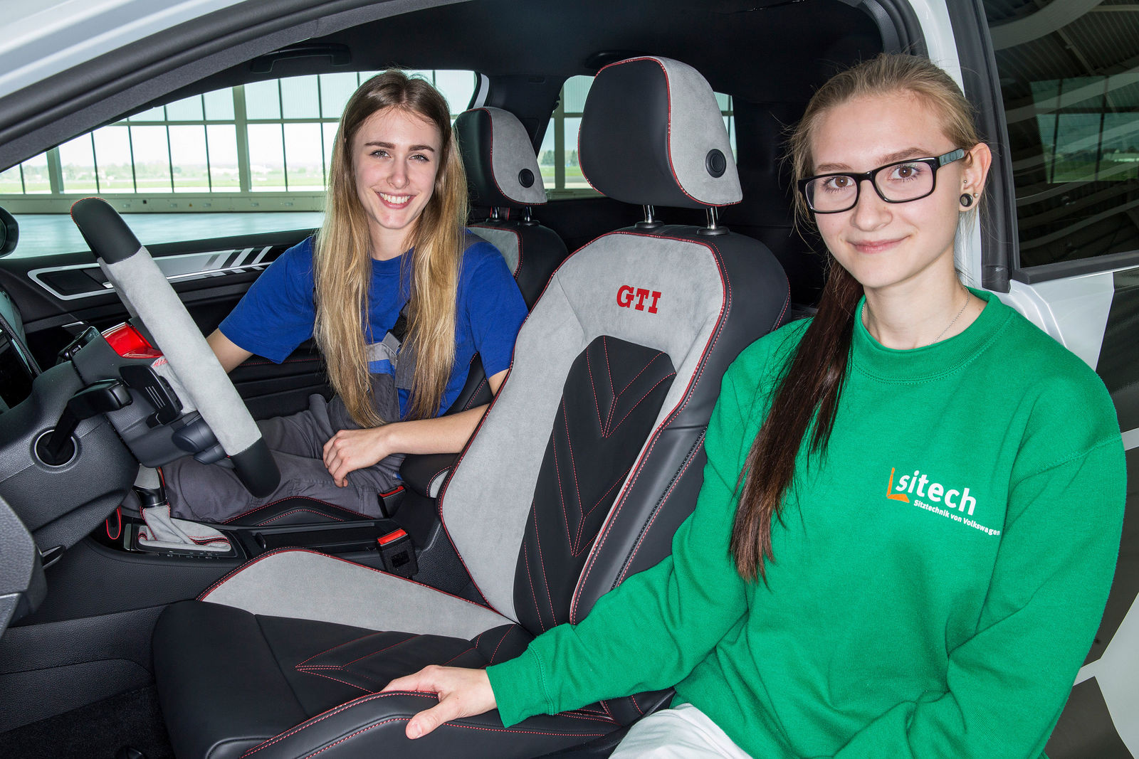 Double premiere at GTI meeting – apprentices from Wolfsburg and Zwickau present the Golf show cars they have developed