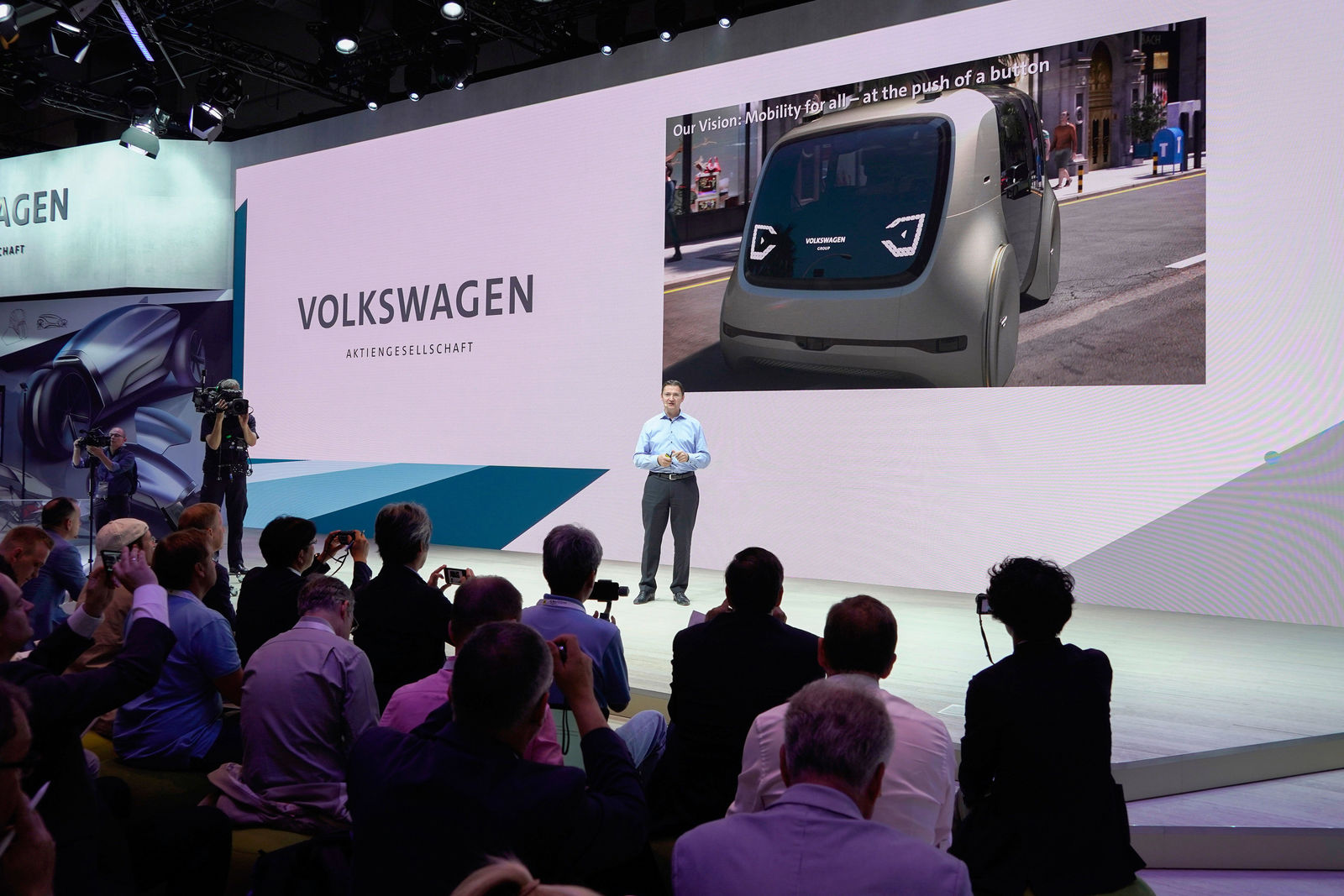 CEBIT 2018 highlights: Volkswagen provides glimpses of digital know-how and presents the latest variant of the SEDRIC
