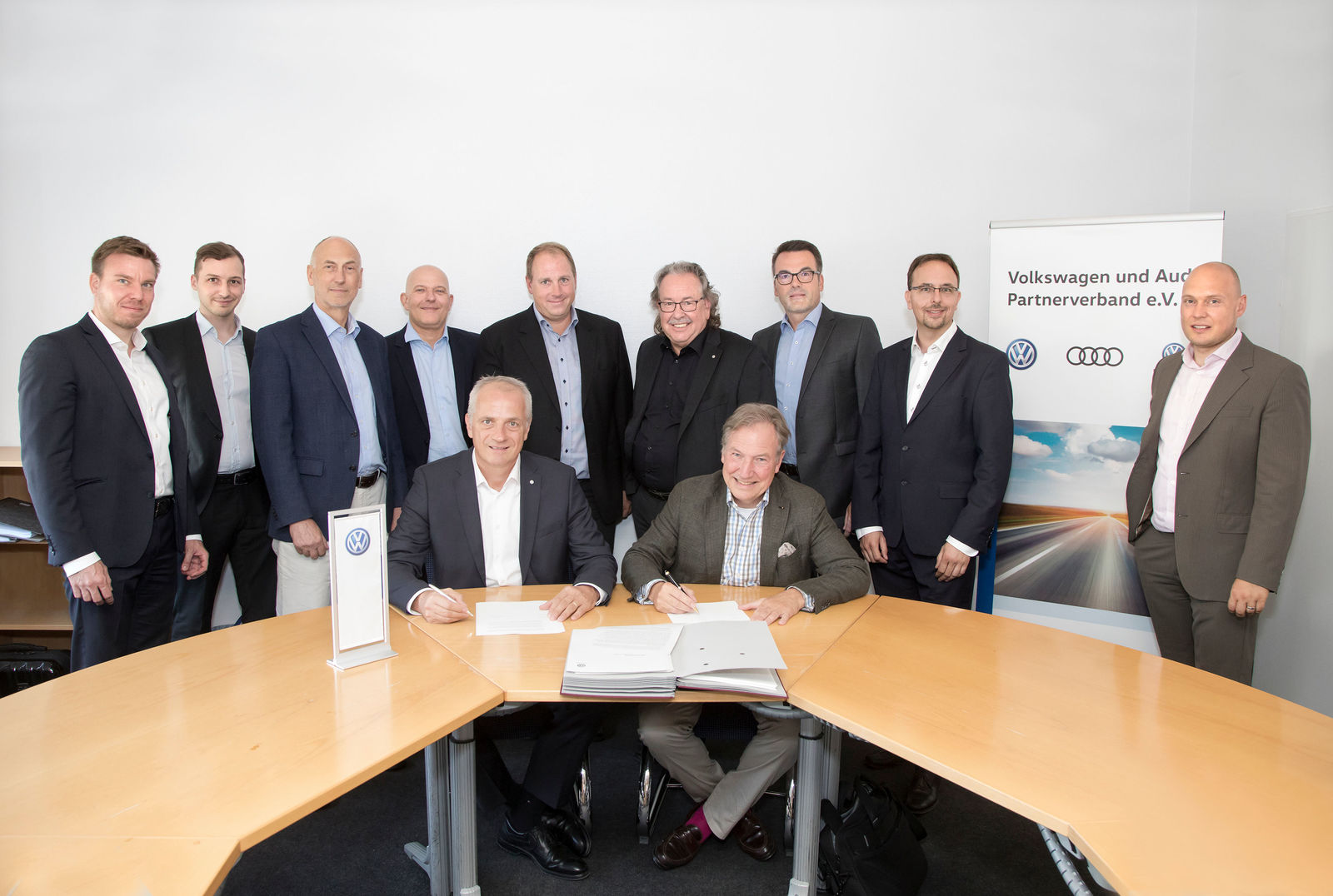 Volkswagen und Partnerverband unterzeichnen Verhandlungsergebnis für neue Händlerverträge.