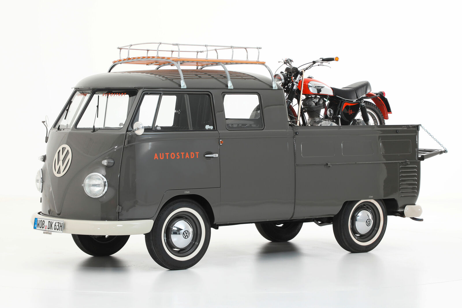 VVolkswagen Type 261 (1965) and Ducati Scrambler 350 (1973) of Autostadt’s historical car collection.