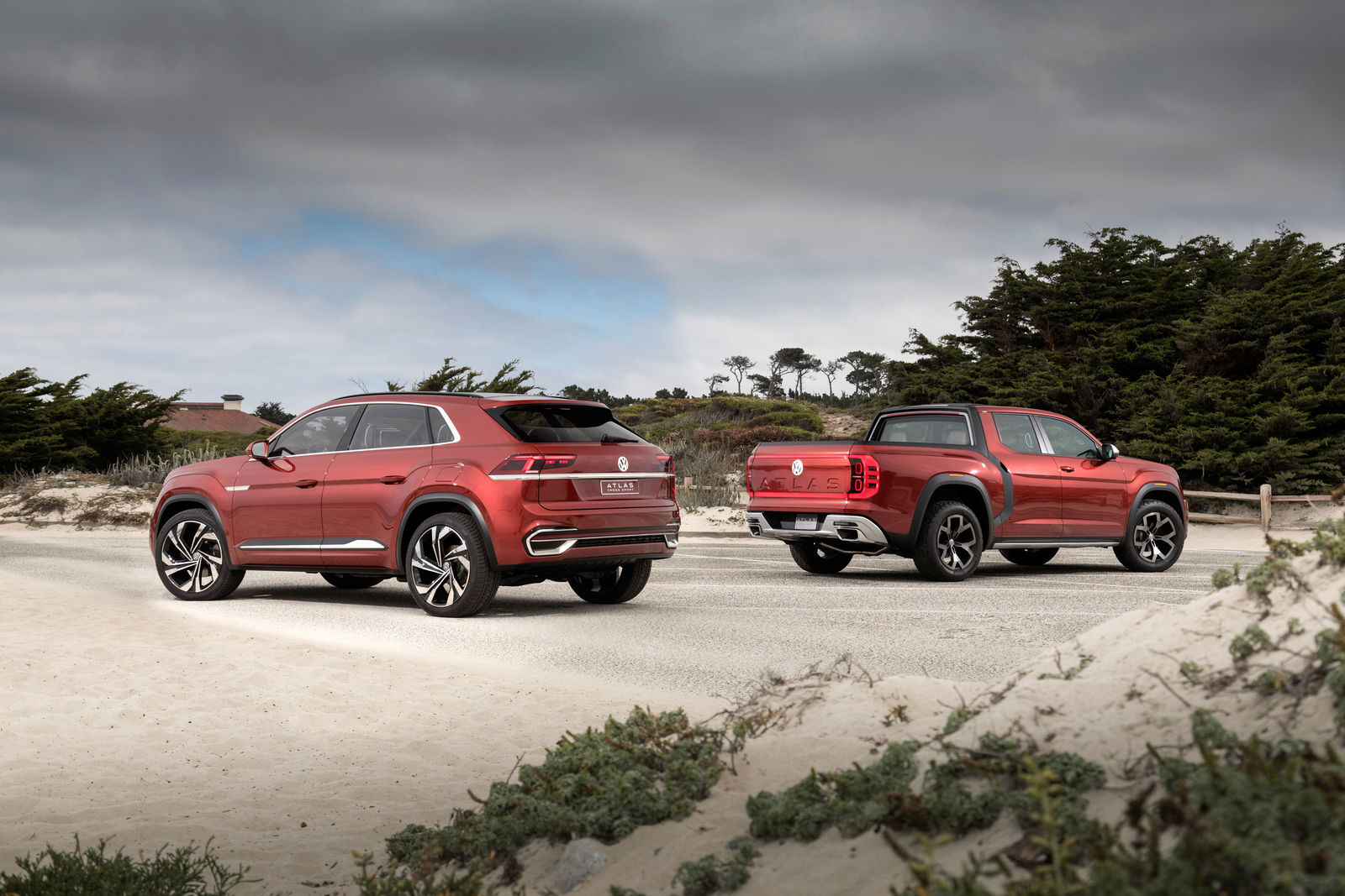 Volkswagen Atlas Tanoak Concept (re.) und Atlas Cross Sport Concept