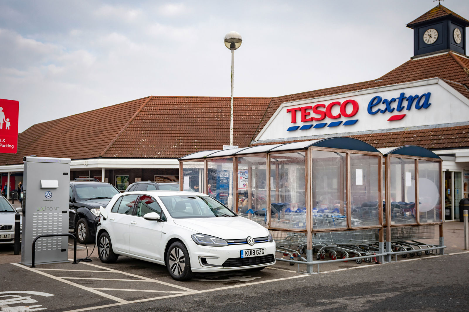 Einkaufen und E-Auto laden: Volkswagen und Tesco neue Partner in Großbritannien