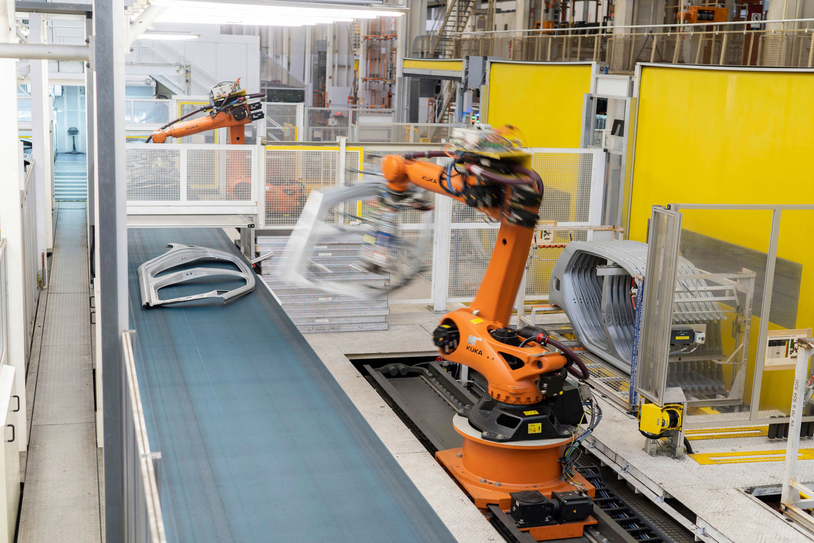 Automatisiertes Packen von Seitenteilen im Volkswagen Presswerk Wolfsburg