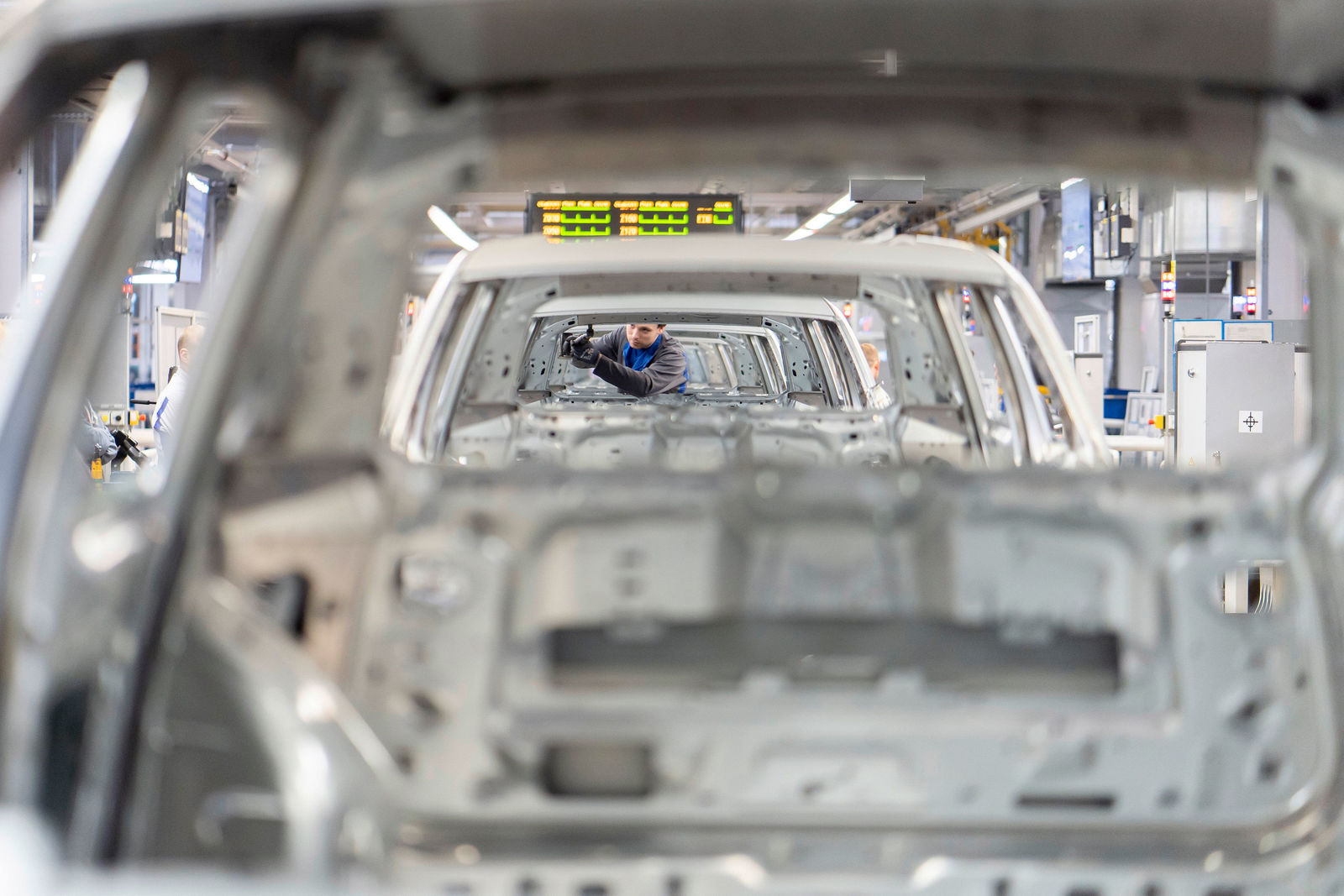 Body-shop Wolfsburg plant: Hood, doors, wings and rear hatch are assembled to the finished welded body