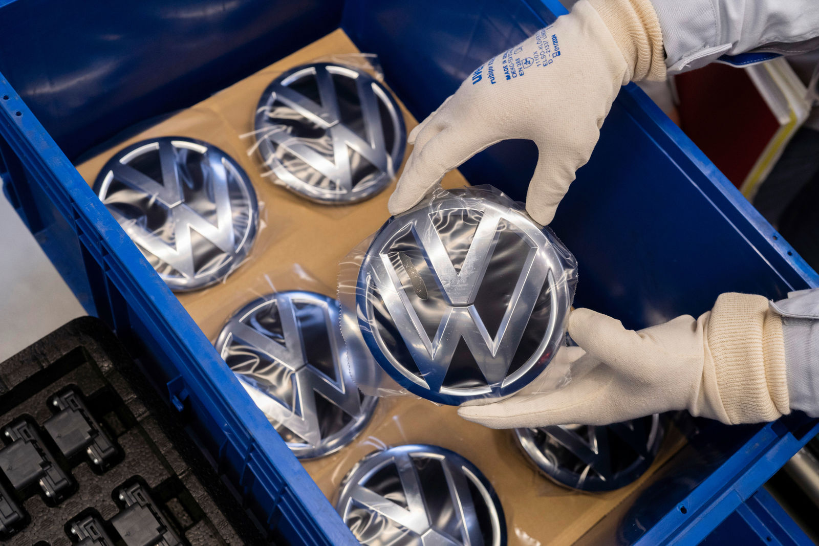Montage Werk Wolfsburg: VW-Logos für Kühlergrill