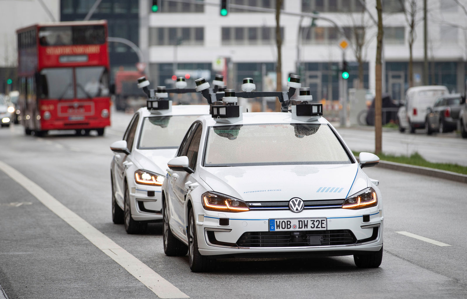 Volkswagen fährt vollautomatisiert in Hamburg: Eine speziell ausgerüstete e-Golf Flotte von fünf Fahrzeugen fährt auf der Teststrecke für automatisiertes und vernetztes Fahren (TAVF) in der Hansestadt.