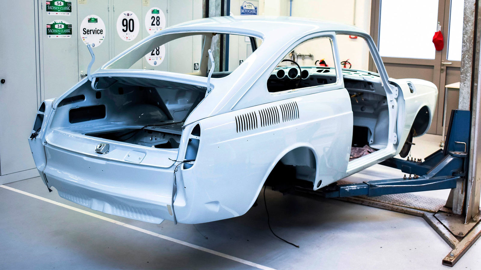 Auszubildende restaurieren Typ 3 VW 1600 TL