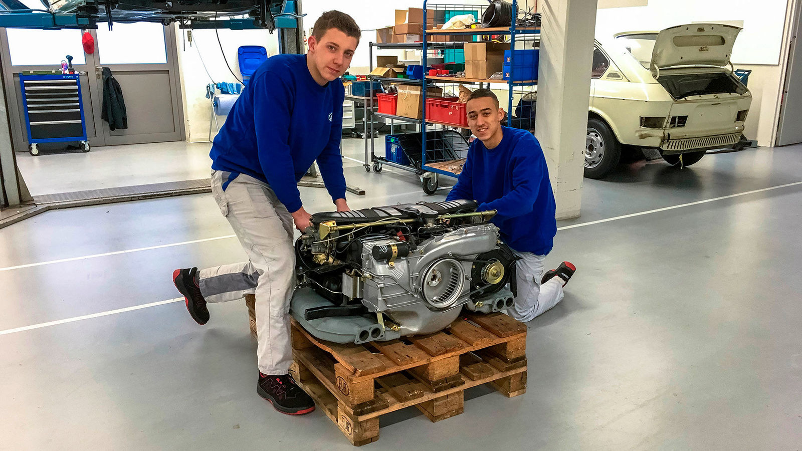Auszubildende restaurieren Typ 3 VW 1600 TL