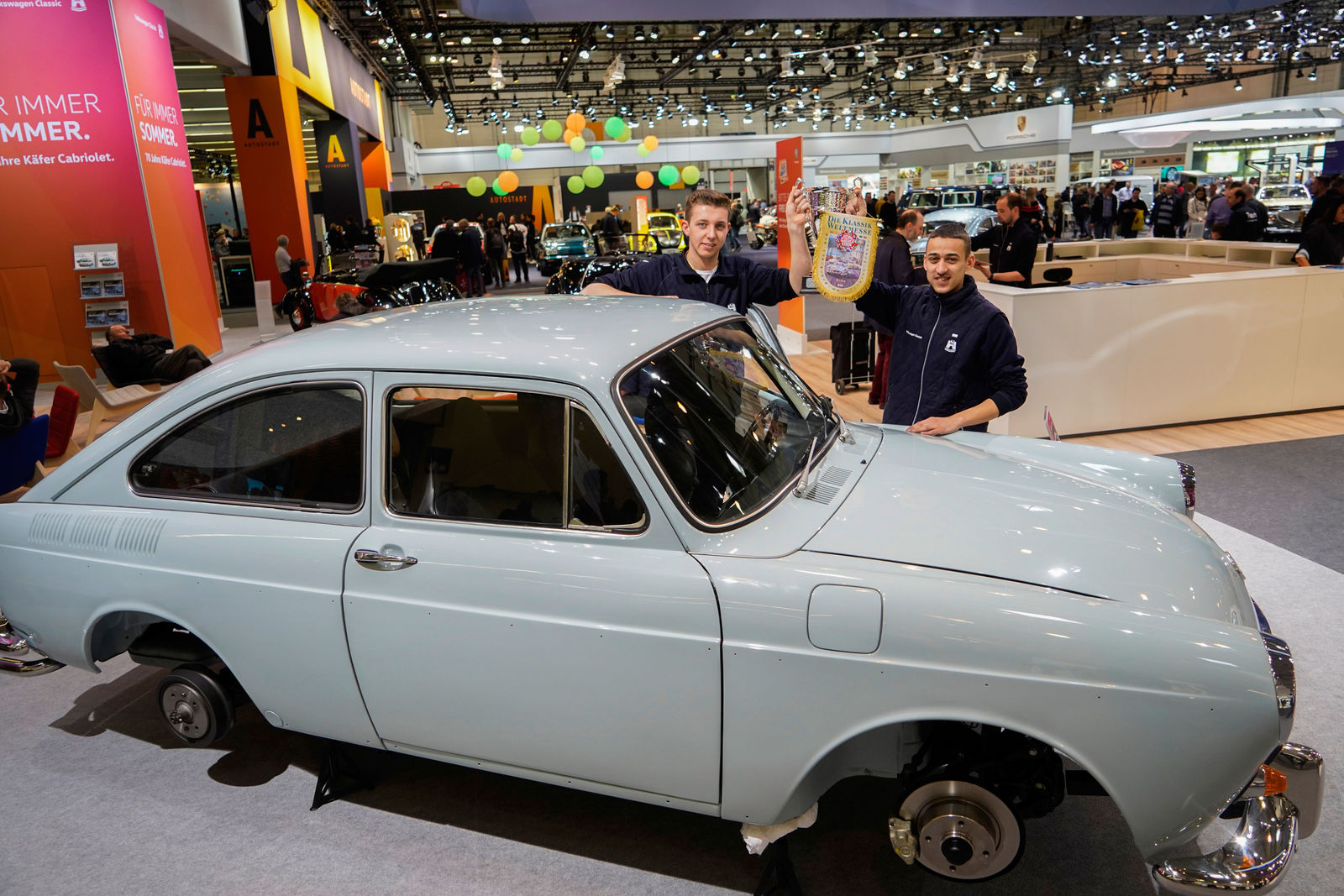 Techno Classica 2019: Auszubildende schließen VW 1600 TL-Restauration ab