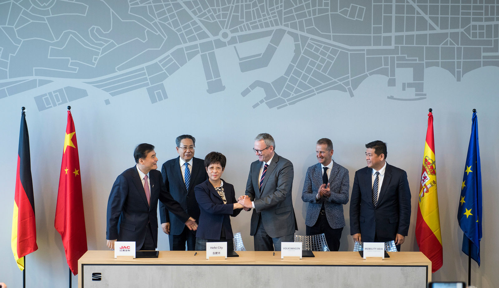 Volkswagen stärkt Aktivitäten in China mit Markteintritt von SEAT und Smart-City-Projekt