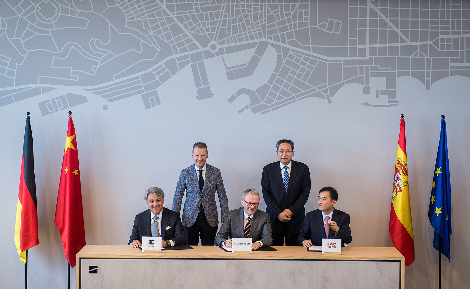 Volkswagen stärkt Aktivitäten in China mit Markteintritt von SEAT und Smart-City-Projekt