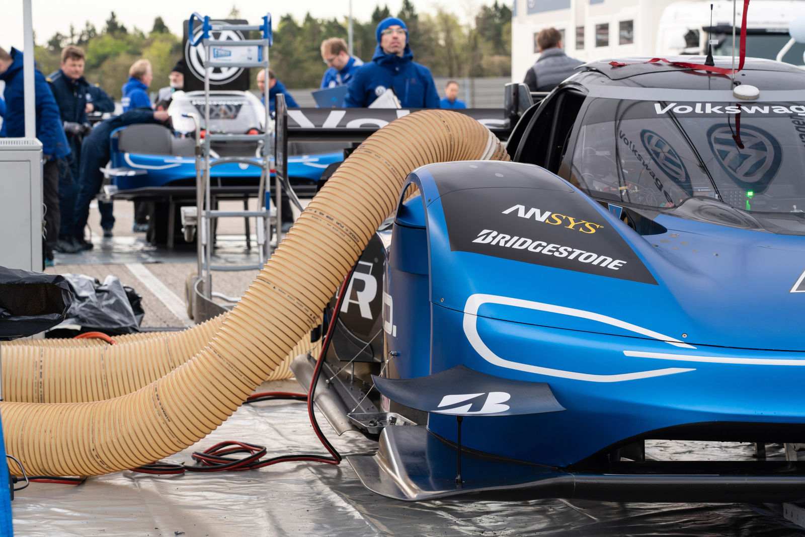 A vessel for technology beyond motorsport – the charging of the ID.R system