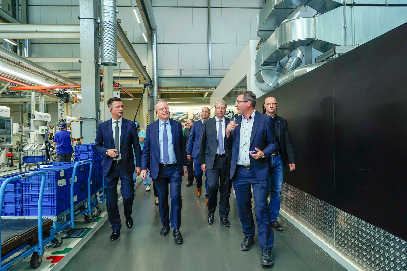 Ministerpräsident Stephan Weil heute im Volkswagen Werk Salzgitter - nächster Schritt des Wandels in die E-Mobilität mit Northvolt-Kooperation eingeleitet