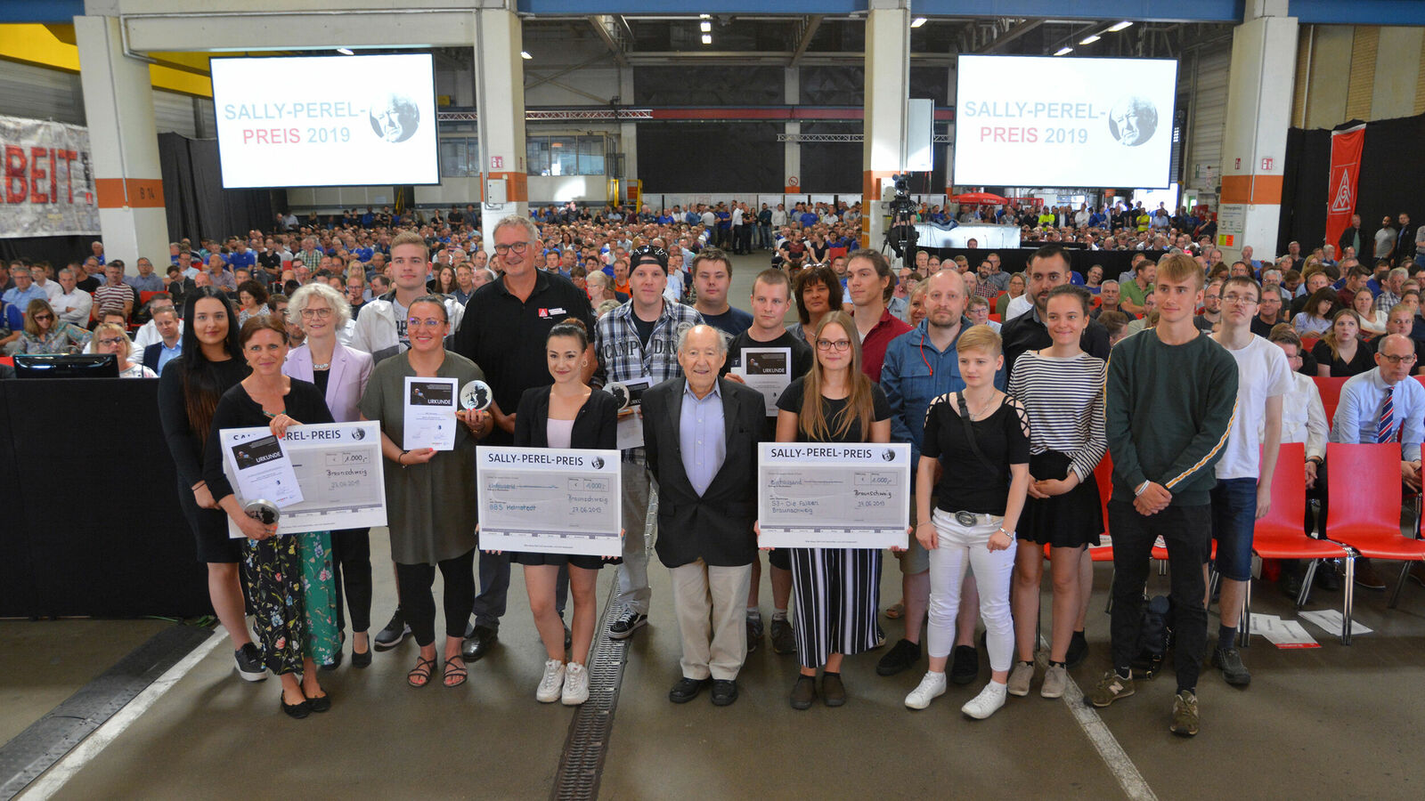 Sally Perel (Bildmitte) im Volkswagen Werk Braunschweig mit den Preisträgern des nach ihm benannten Sally-Perel-Preises für Respekt und Toleranz (27. Juni 2019)
