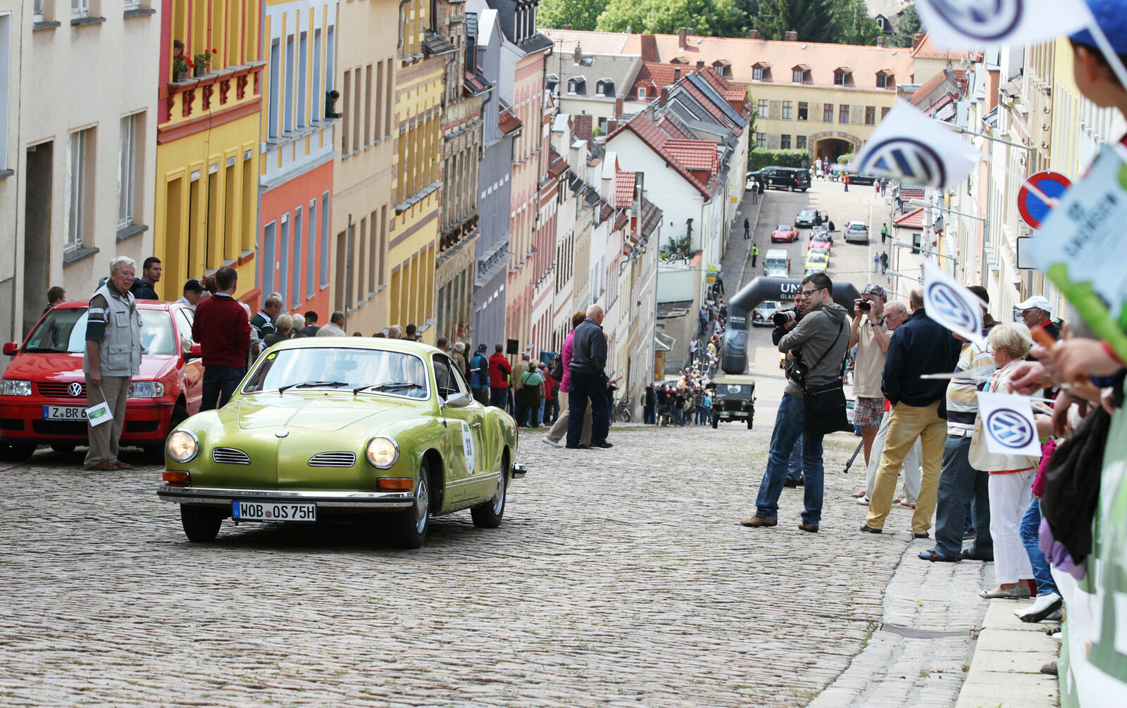 Karmann Ghia Type 14 Coupé (1974): This Volkswagen, built by Karmann in Osnabrück, has already experienced the Sachsen Classic – as seen here on the iconic “Steep Wall” stage in Meerane.