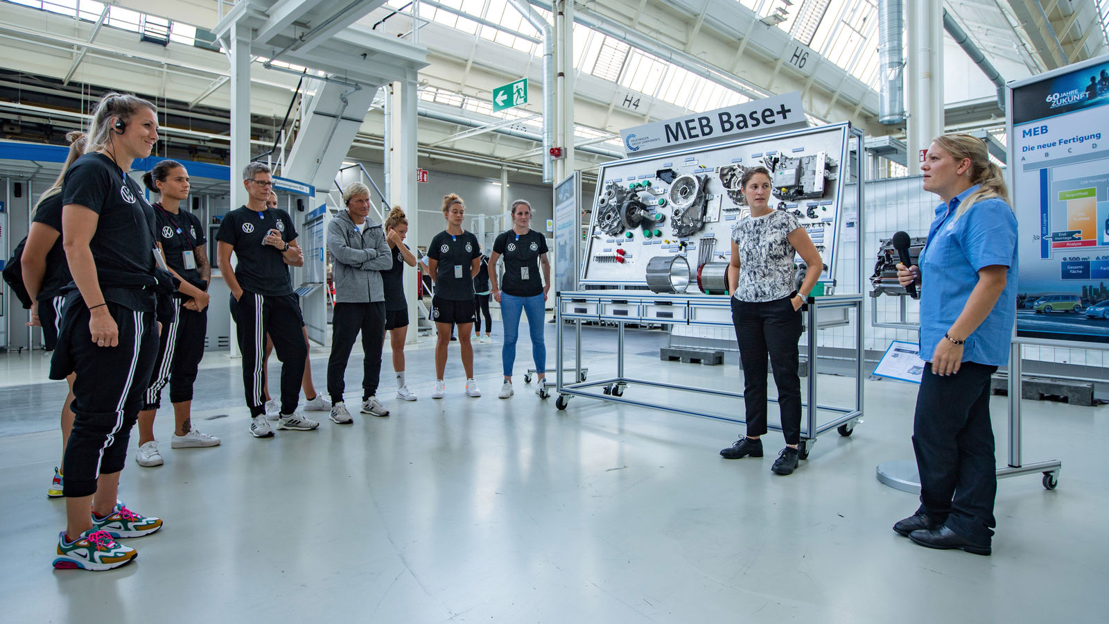 Fußballnationalmannschaft der Frauen besucht Volkswagen Werk Kassel