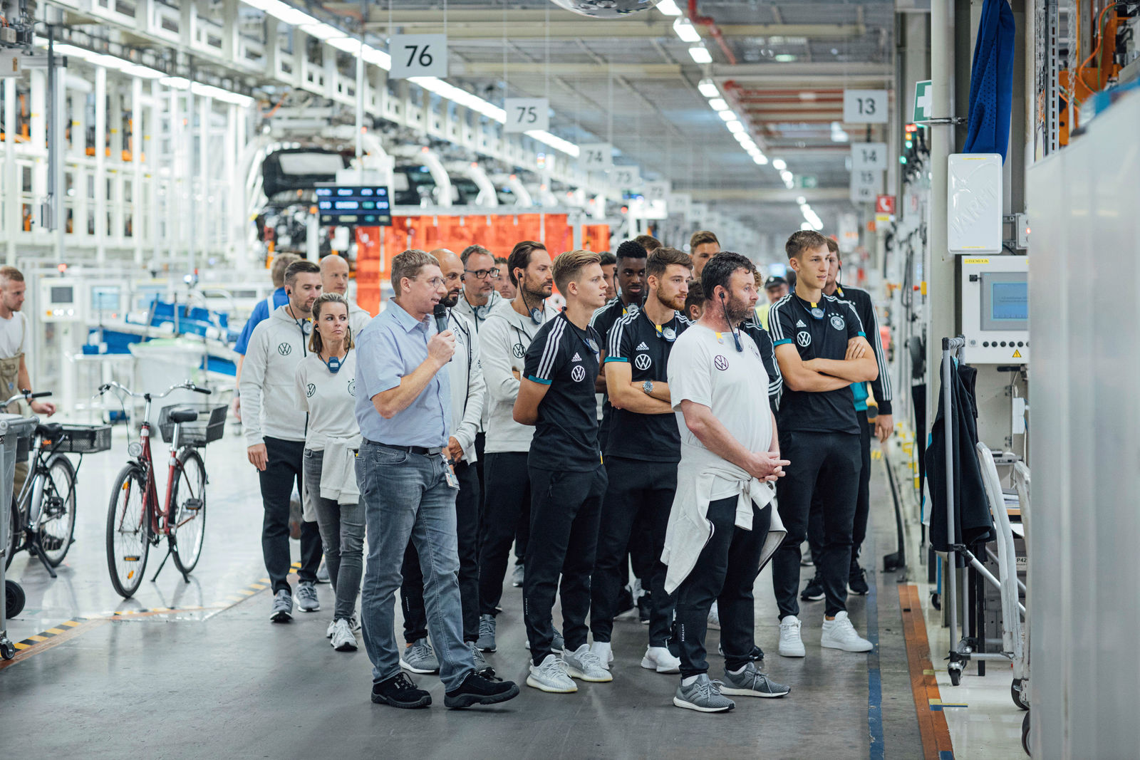 U 21-Nationalmannschaft besucht das Volkswagen Werk in Zwickau