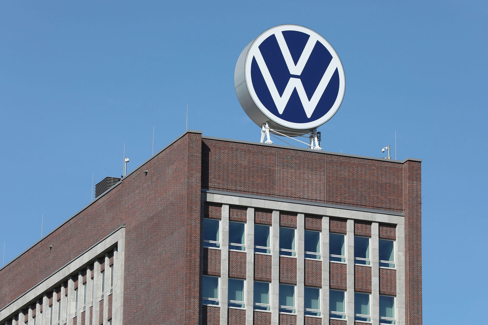 Markenhochaus (Brand Tower) - new Volkswagen logo