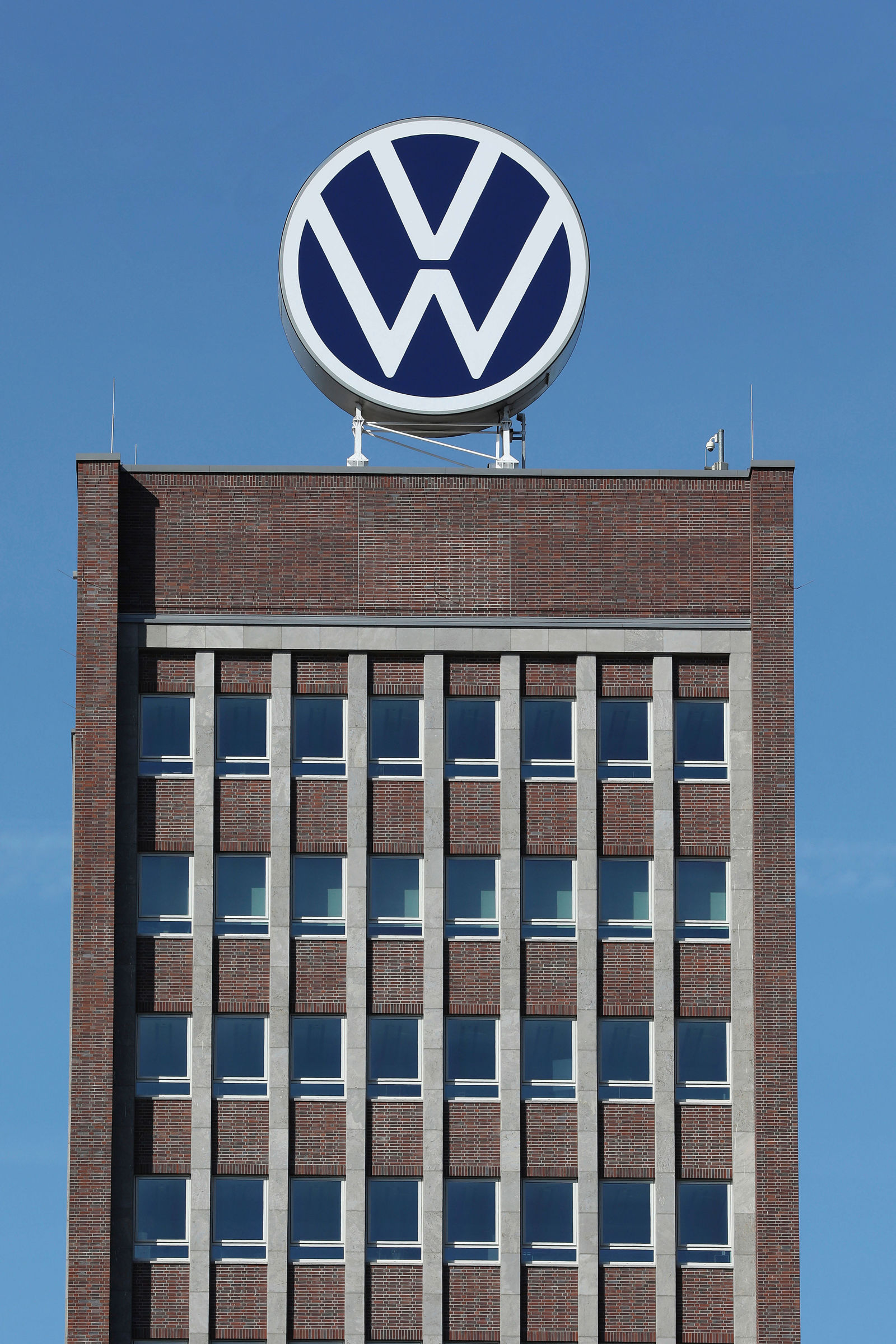 Markenhochhaus - neues Volkswagen Logo