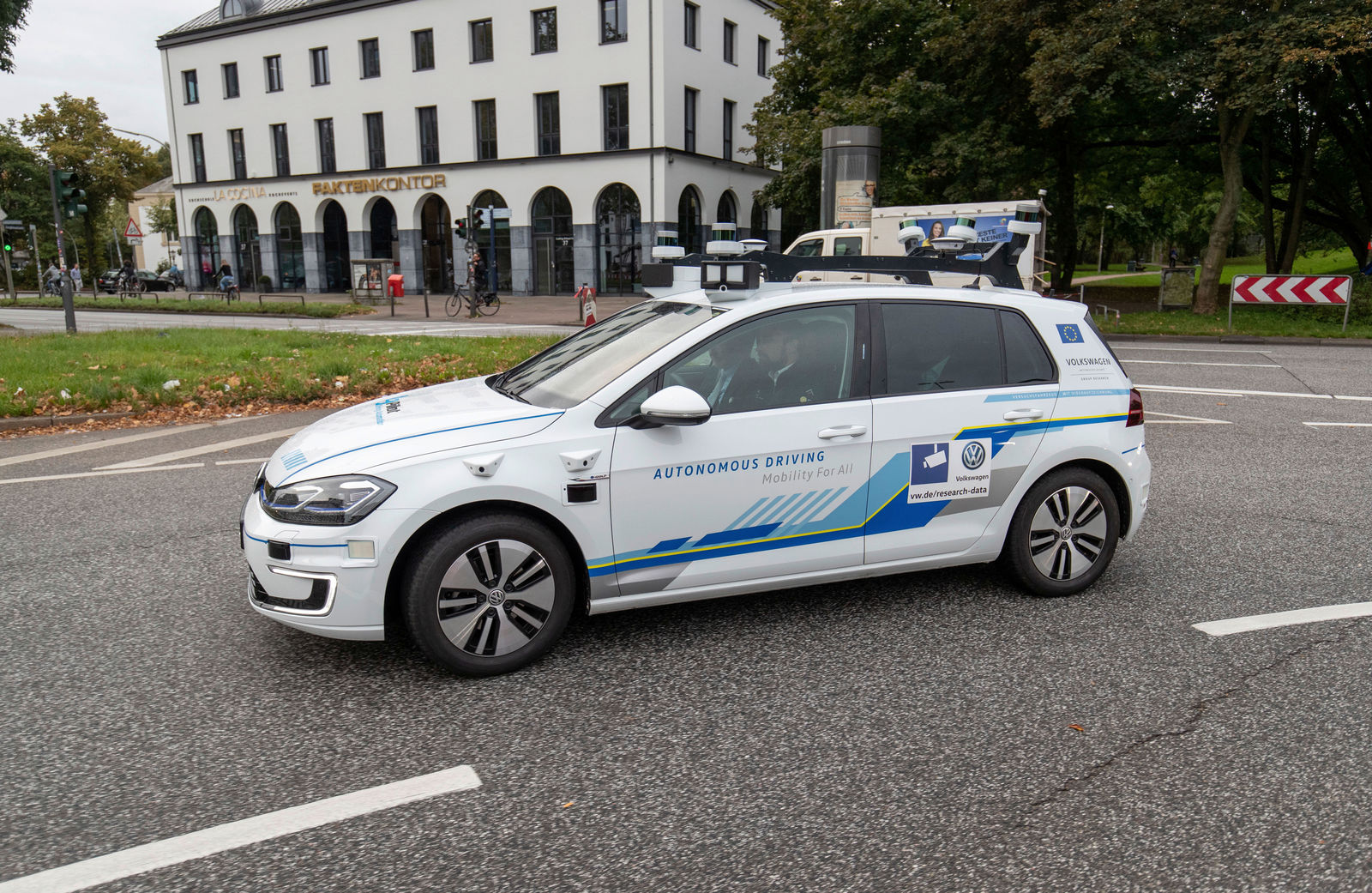 Bundesverkehrsminister Scheuer fährt im vollautomatisierten e-Golf in Hamburg