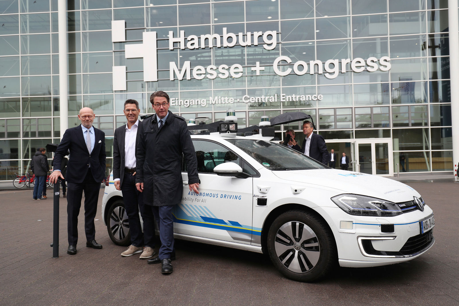 Bundesverkehrsminister Scheuer fährt im vollautomatisierten e-Golf in Hamburg