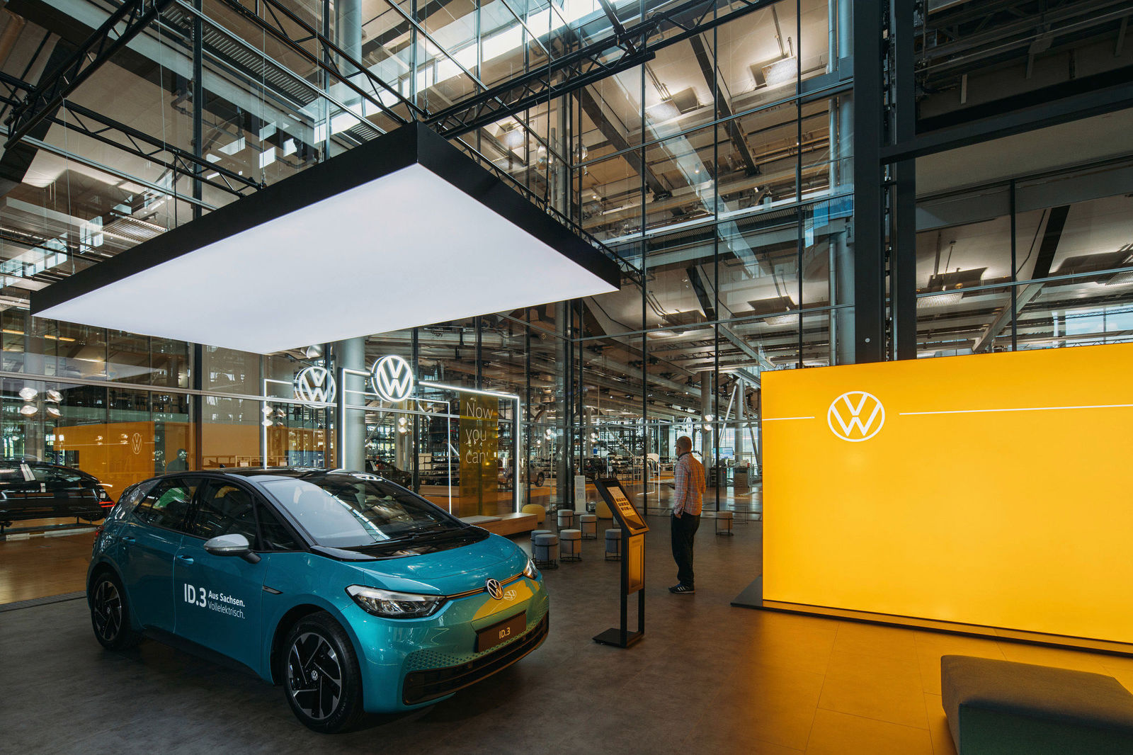 Rund um die Elektromobilität: In der Gläsernen Manufaktur in Dresden wurde jetzt der erste hochmoderne ID. Store eröffnet.