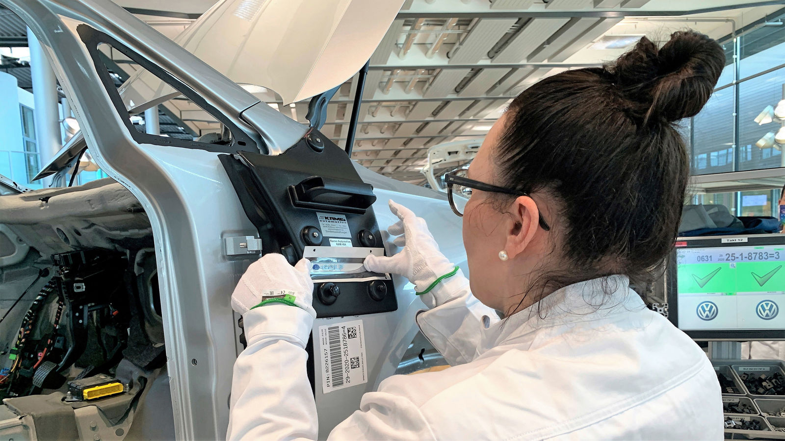 Only at Volkswagen: visitors can help build the e-Golf in the Transparent Factory in Dresden