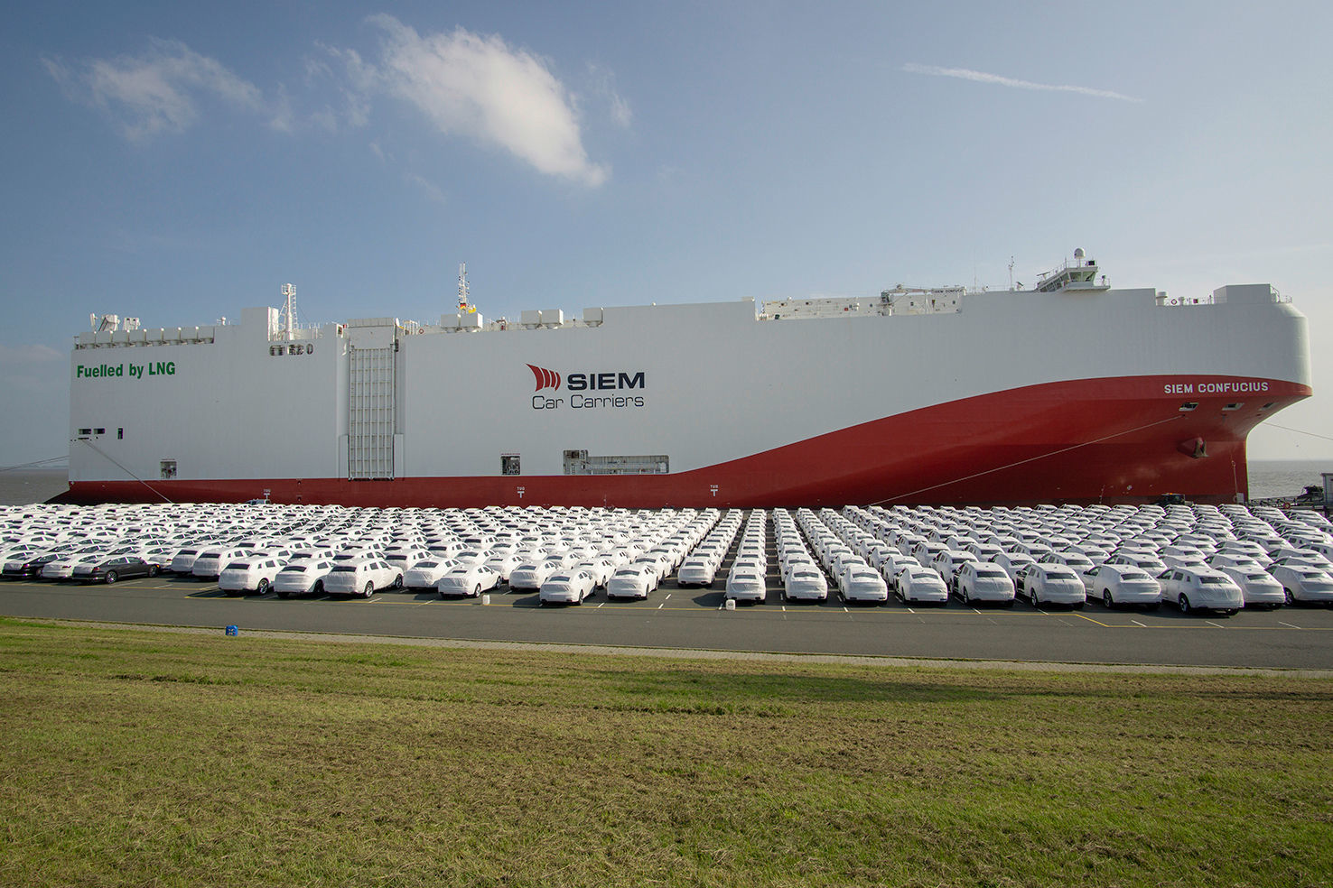 First overseas car freighter with low-emission LNG propulsion in service for Volkswagen Group