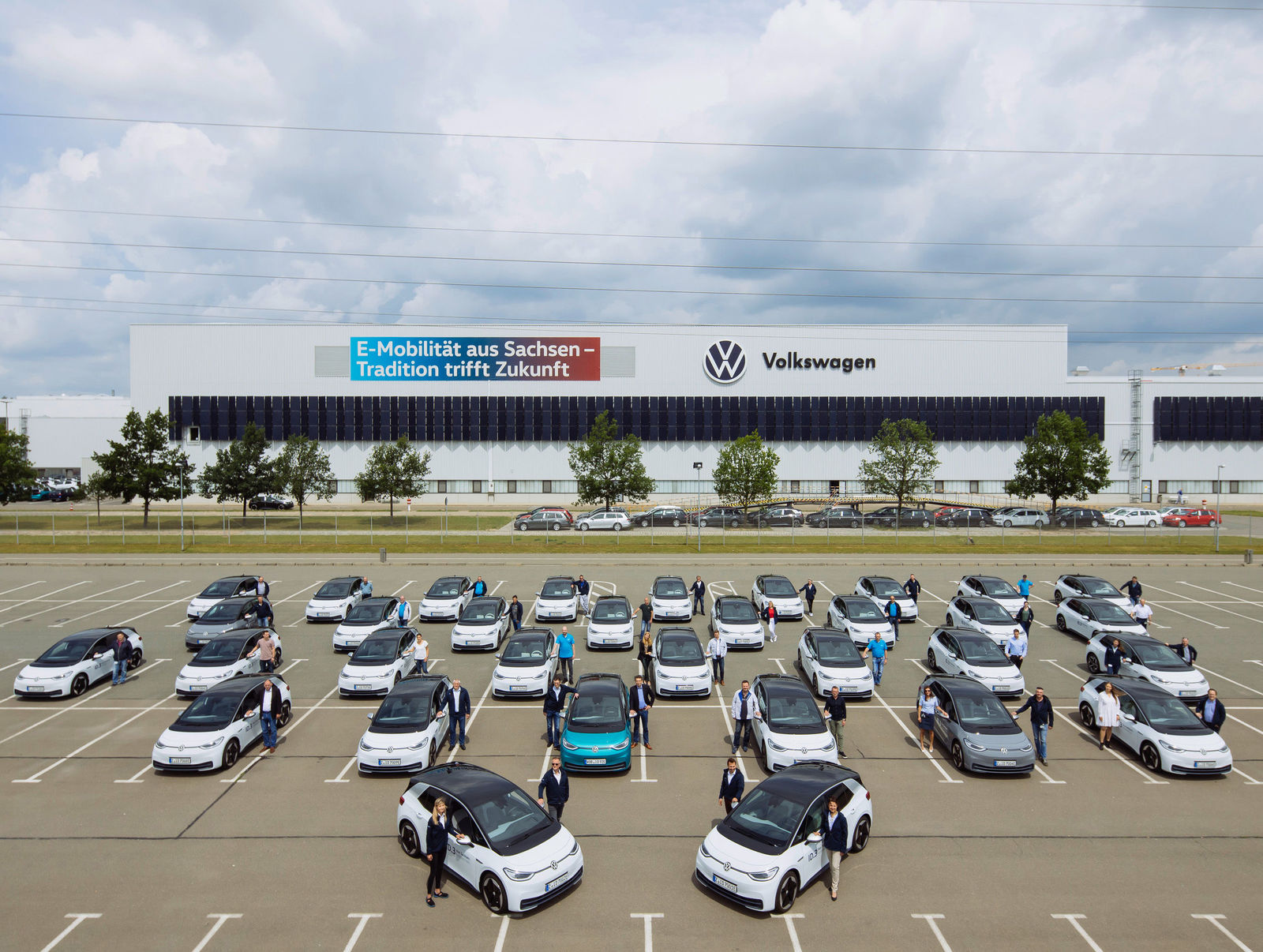 Start of the testing fleet: in front of the car plant Zwickau the ID.3 are handed over to employees at Volkswagen Sachsen