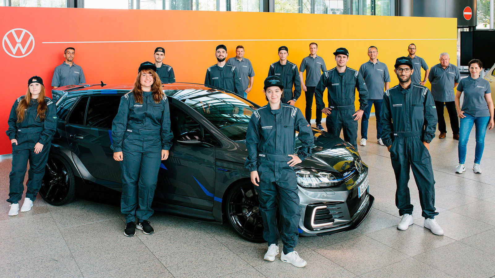Story: "A happy end in the Autostadt: Trainees drive to the Wörthersee"