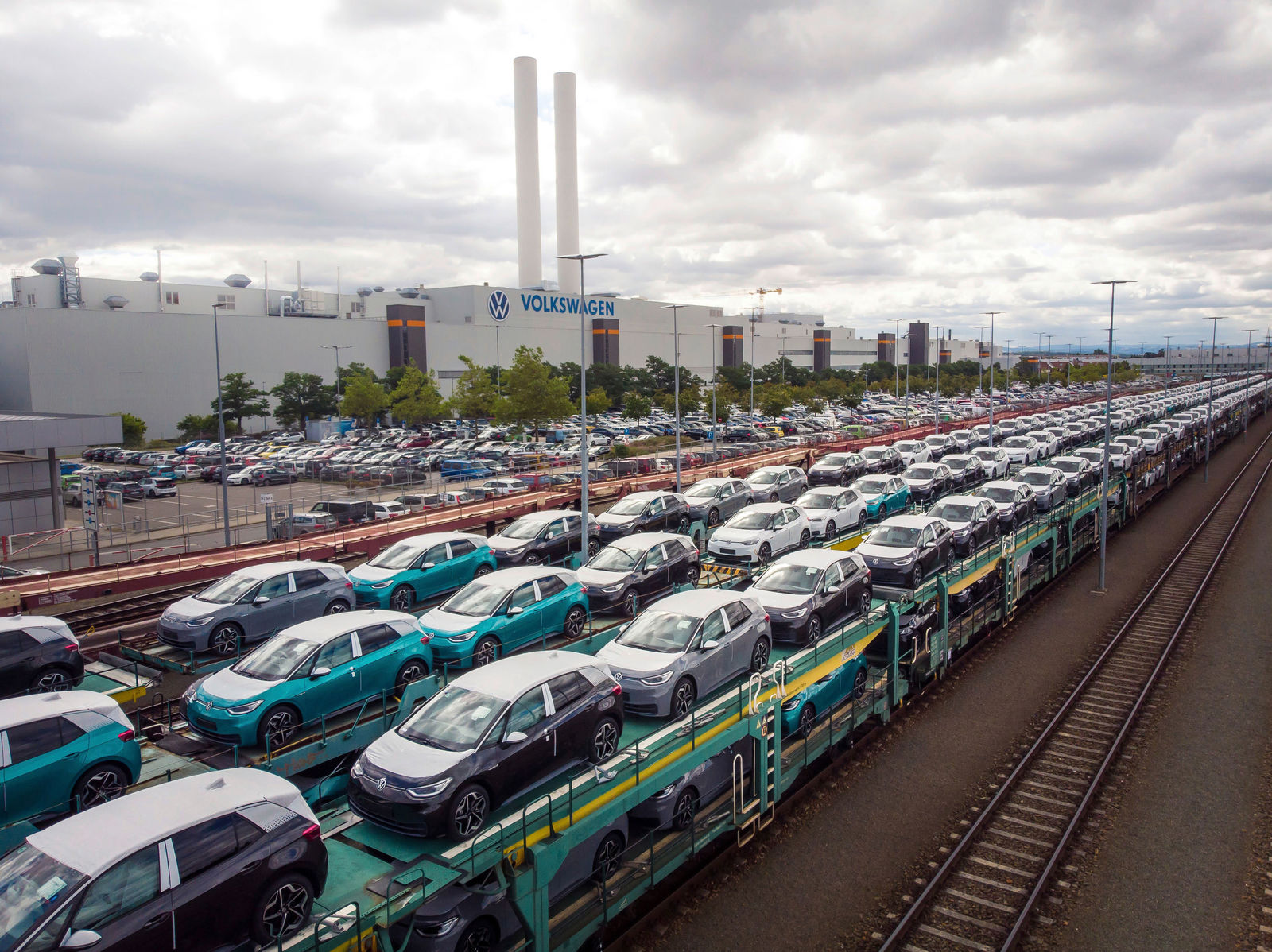Volkswagen stellt Weichen für 100 Prozent Grünstrom-Transporte mit der Deutschen Bahn