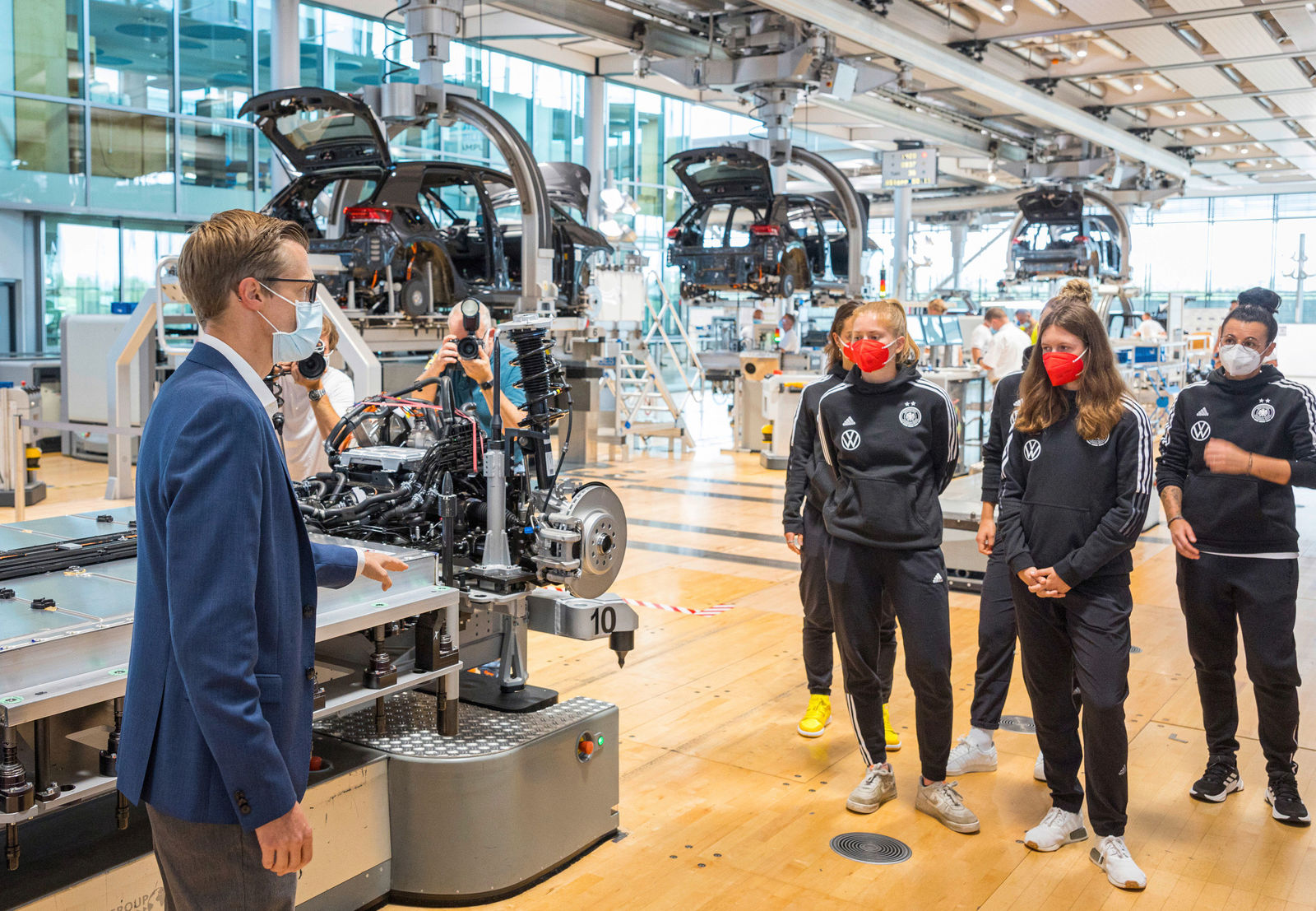 MachMit-Aktion: DFB-Frauennationalteam baut in der Gläsernen Manufaktur am Volkswagen ID.3 mit