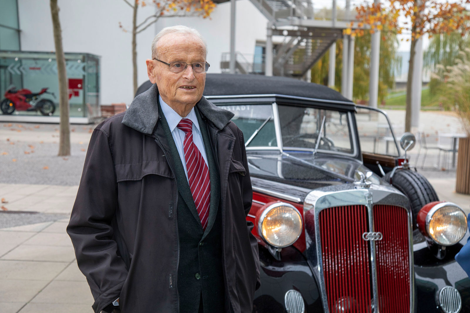 FIVA honors former Volkswagen CEO Prof. Dr. Carl H. Hahn