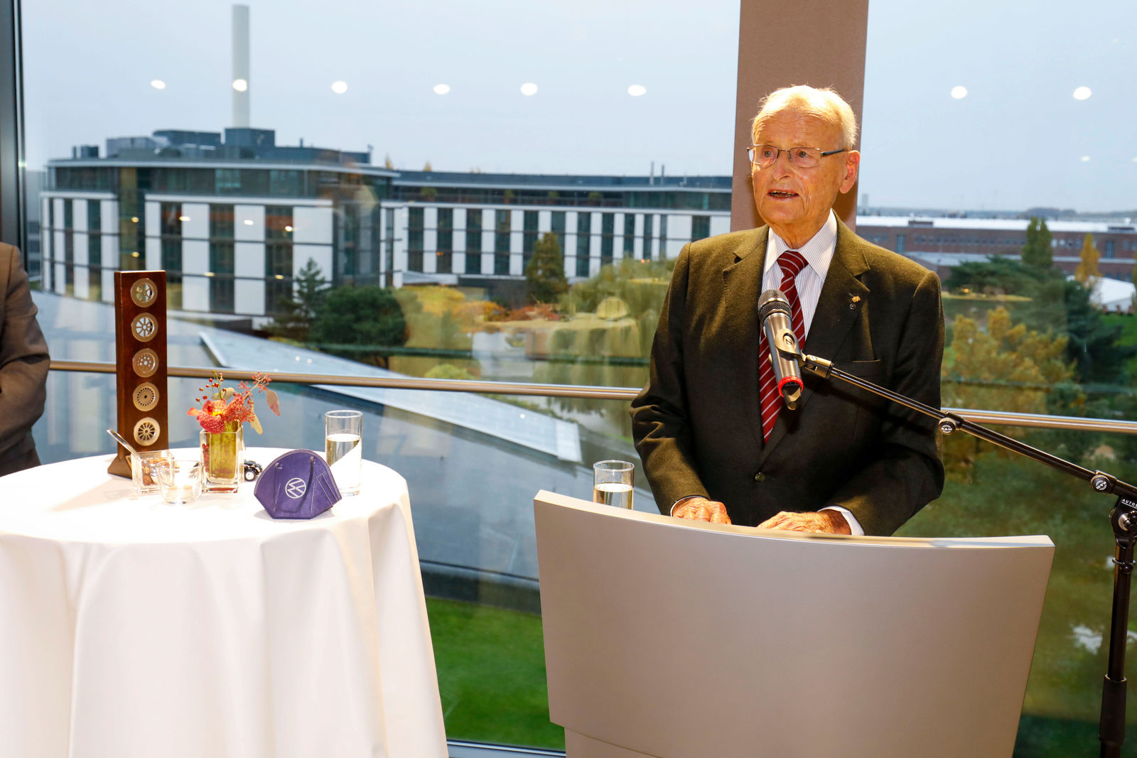 FIVA ehrt ehemaligen Volkswagen Vorstandsvorsitzenden Prof. Dr. Carl H. Hahn