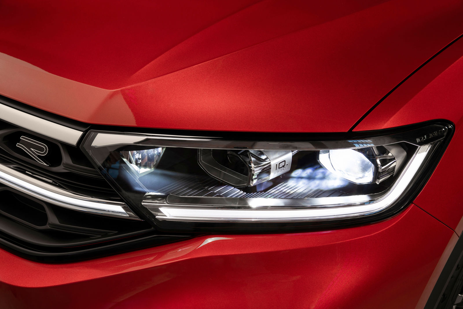 VW Golf 8 GTI rot LED Konturbeleuchtung Kühlergrill Nachrüstpaket