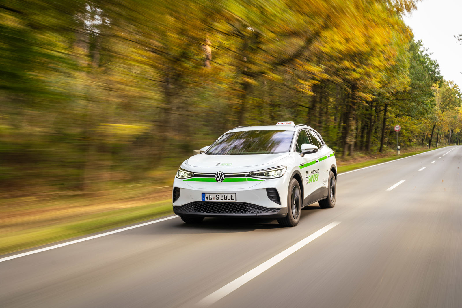 Learning to drive in an electric car - “E-mobility in driving schools is a hot topic”