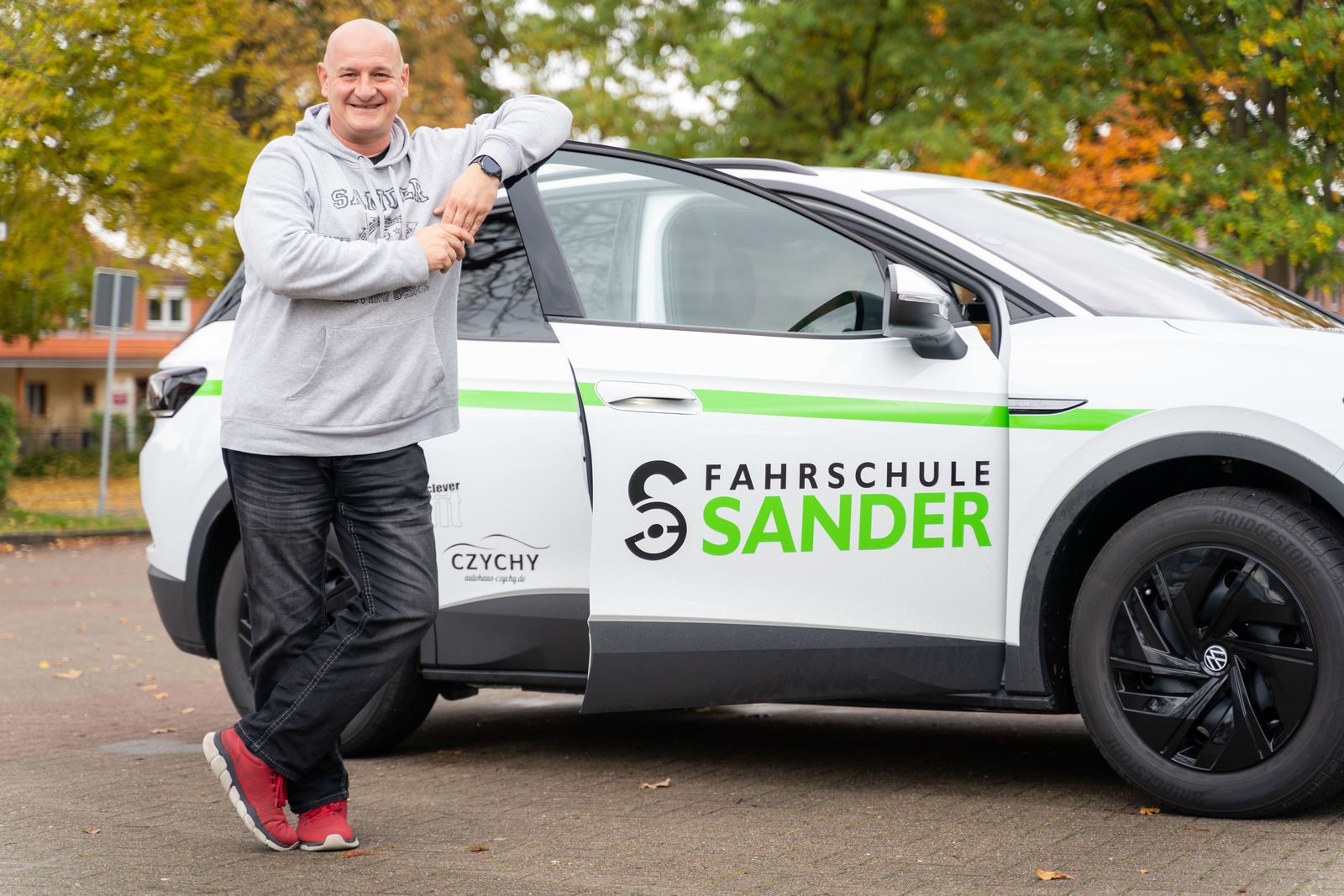 Learning to drive in an electric car - “E-mobility in driving schools is a hot topic”