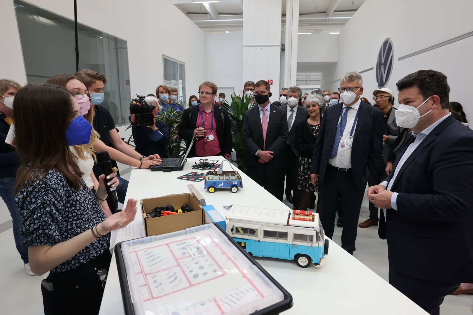 G7 labor and social ministers learn about the transformation to e-mobility at Volkswagen