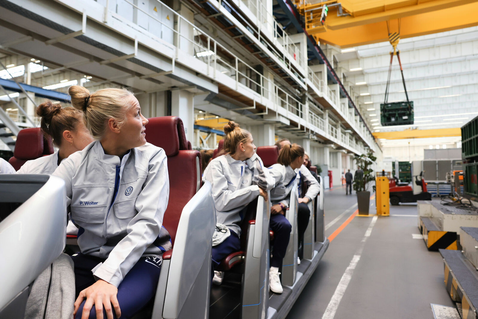 Story "Das Team besucht die Teams: Spielerinnen des VfL Wolfsburg im Volkswagen Werk"