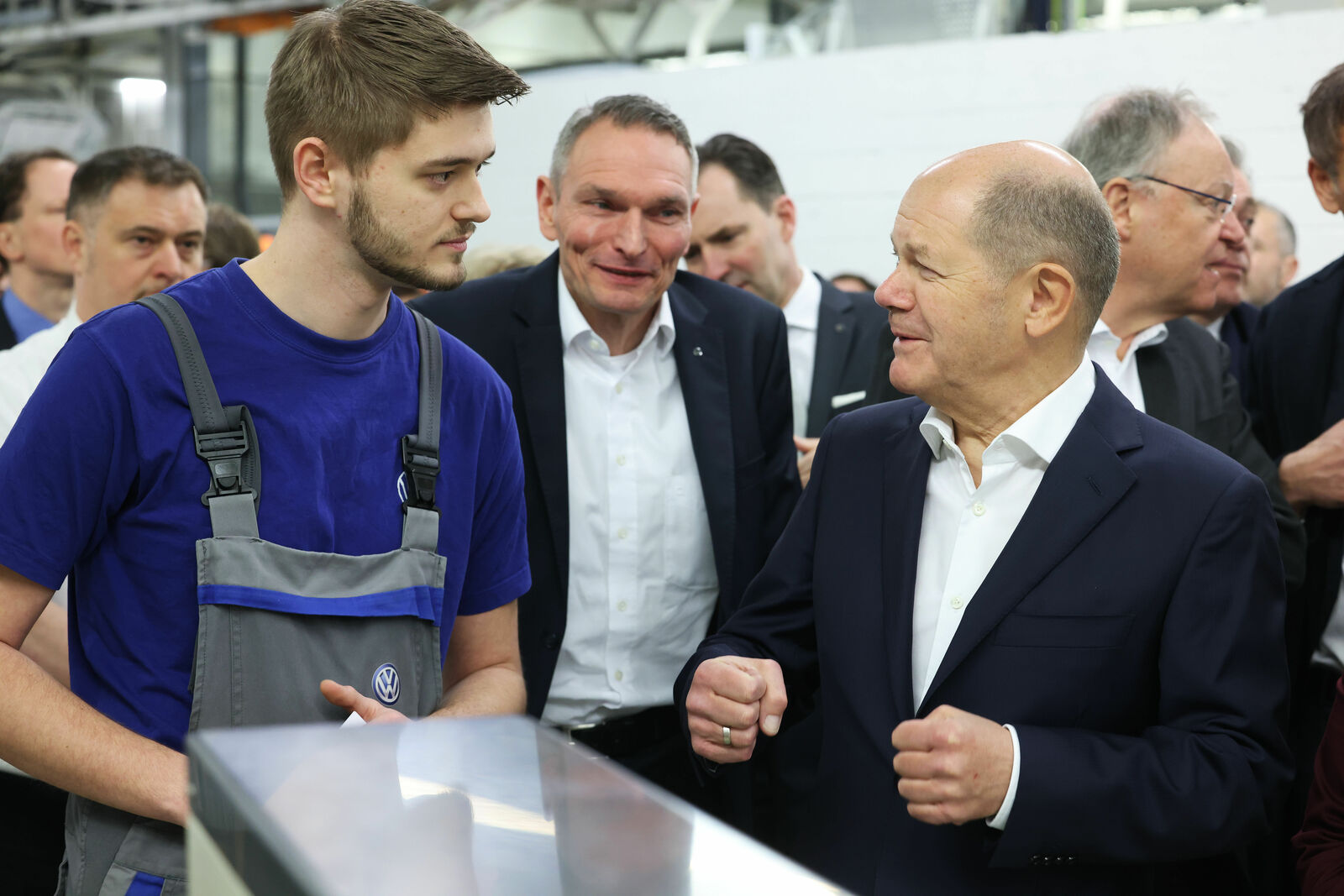 Bundeskanzler Olaf Scholz besucht erstmals Volkswagen Betriebsversammlung