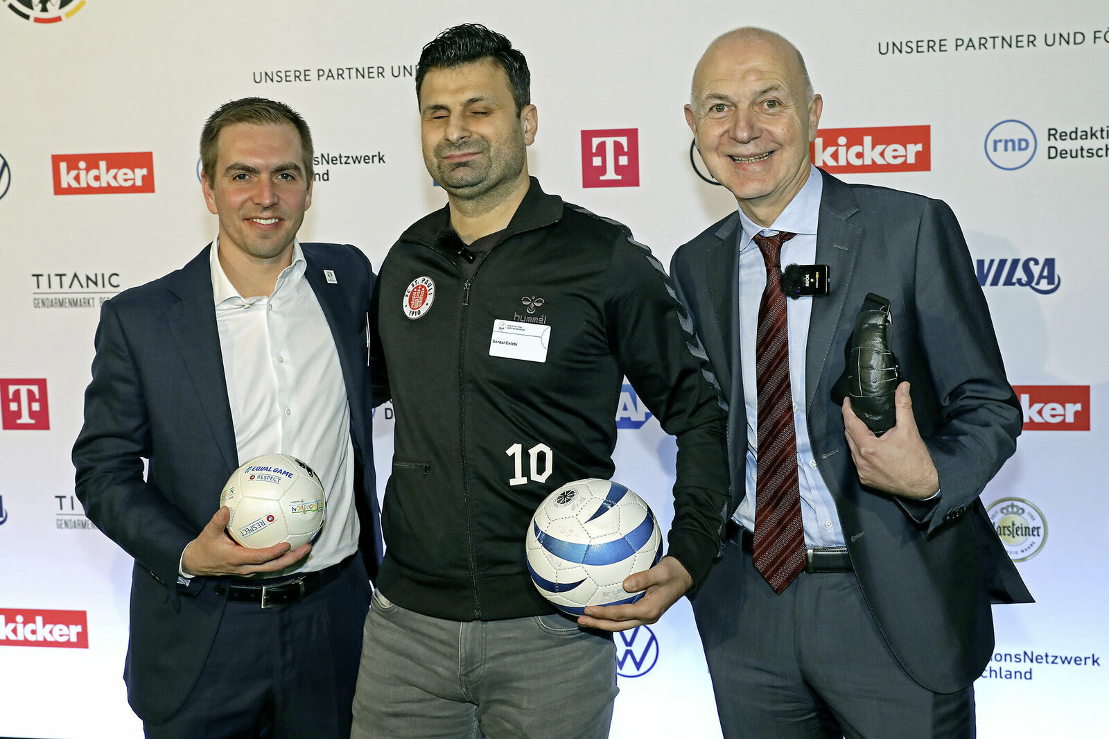 Story: Blindenfußballer Çelebi kickt mit DFB-Präsident Neuendorf und Weltmeister Lahm