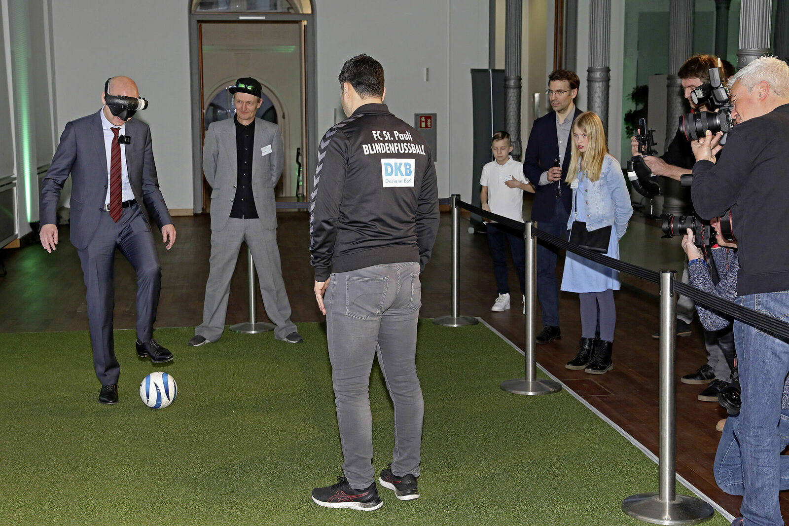 Übung macht den Meister: DFB-Präsident Bernd Neuendorf versucht sich im Blindenfußball.