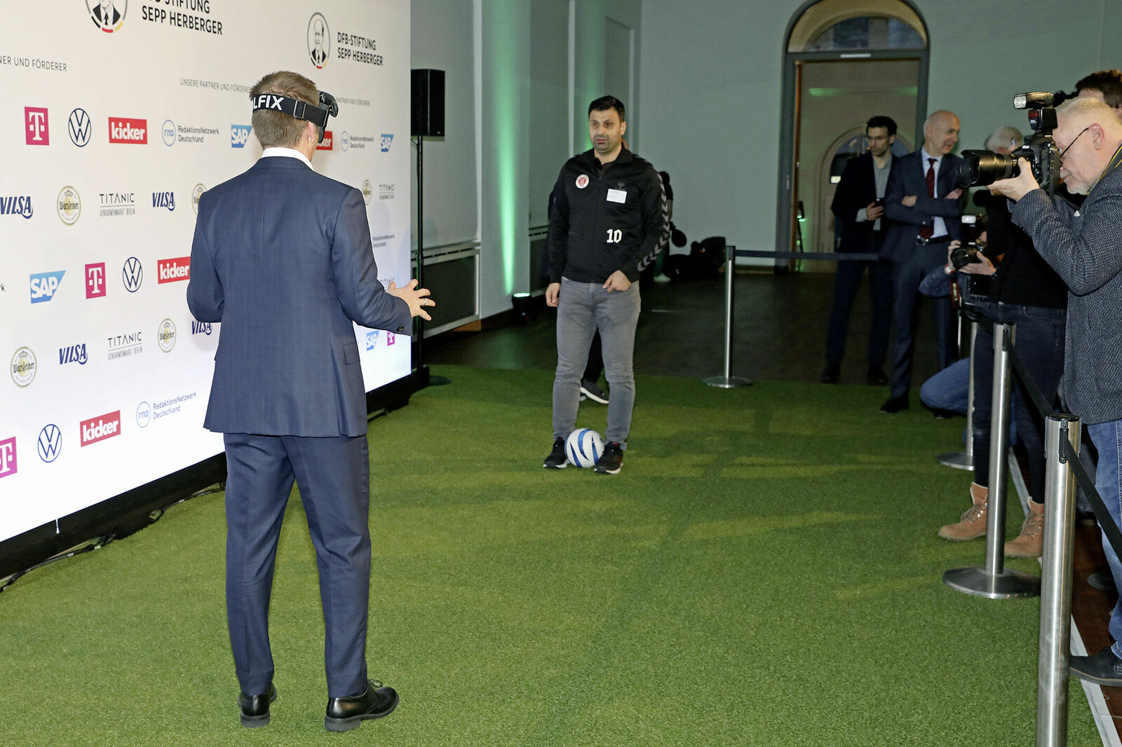 Übung macht den Meister: Der ehemalige Nationalspieler Philipp Lahm versucht sich im Blindenfußball.