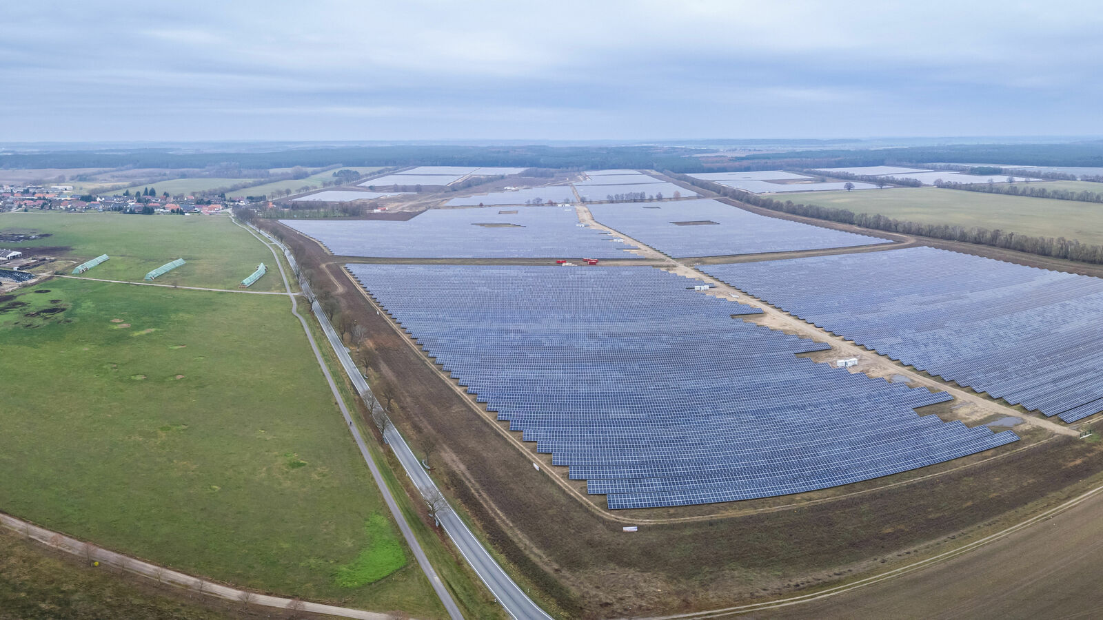 Huge solar park in Mecklenburg: Soon the sun will supply electric cars with clean energy here