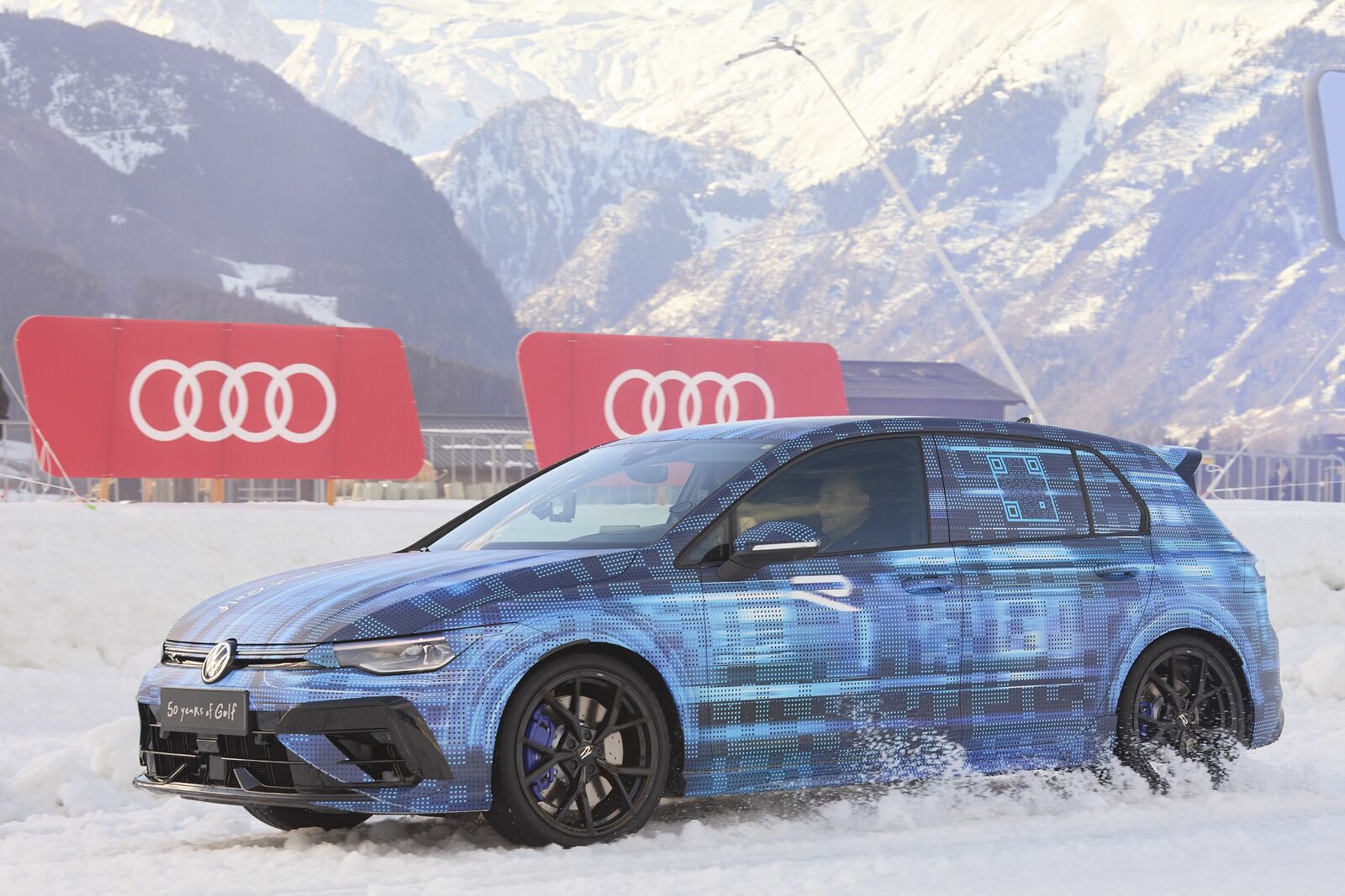 Ice Race in Zell am See: Volkswagen offers a first glimpse of the new Golf R
