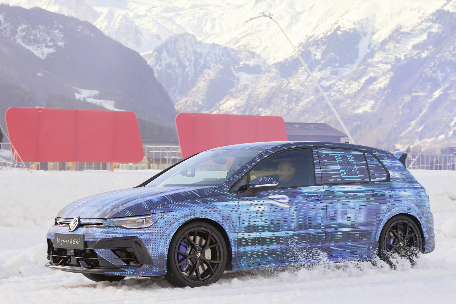 Ice Race in Zell am See: Volkswagen offers a first glimpse of the new Golf R